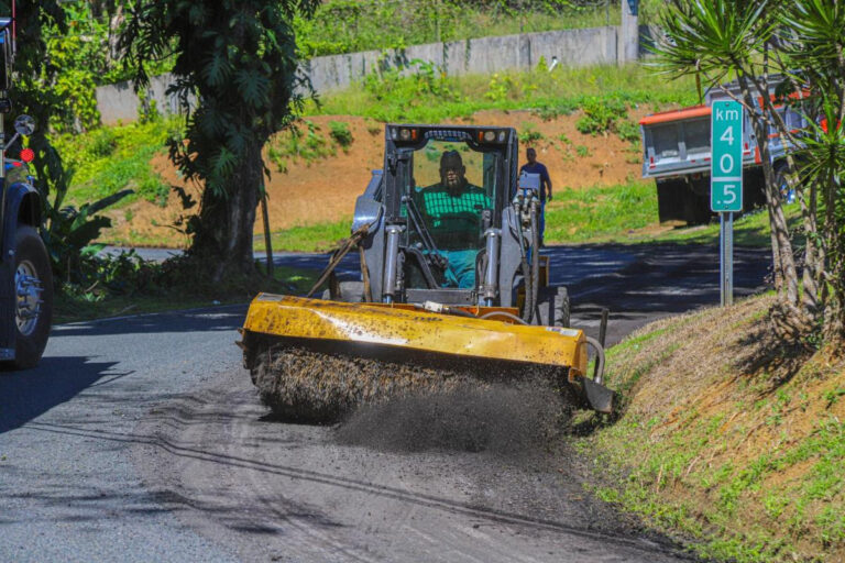 Inician trabajos de escarificación en carretera PR-156 de Aguas Buenas