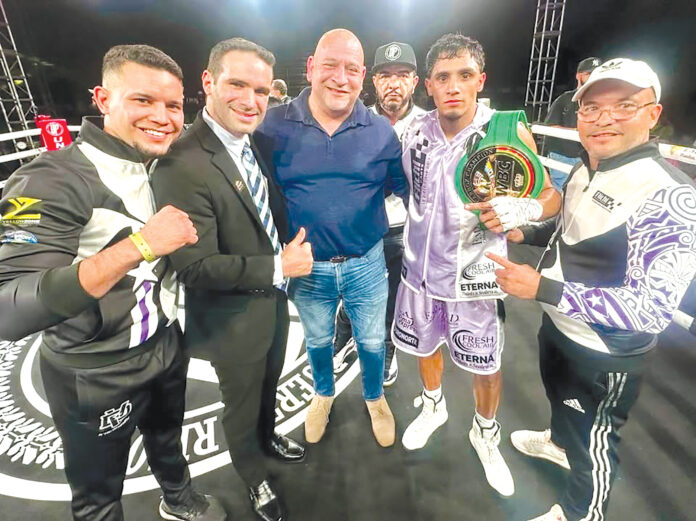 El alcalde Méndez Pérez junto a participantes del evento