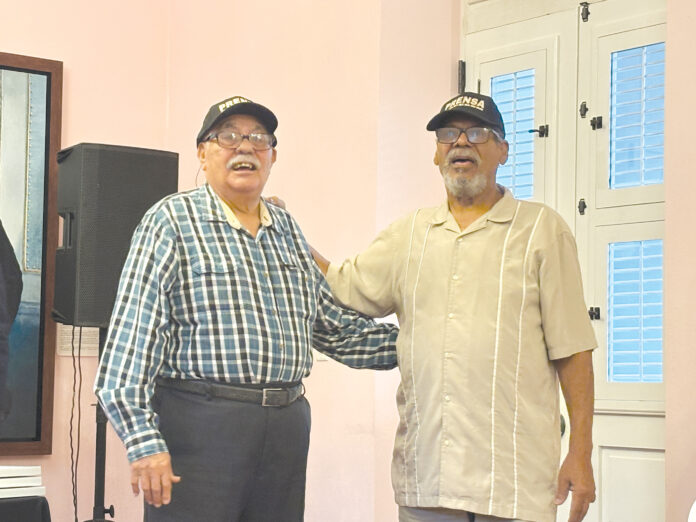 De izquierda a derecha, los fotoperiodistas homenajeados, Sebastián Papo Marchany Santiago y José A. Coloso Guzmán Grant