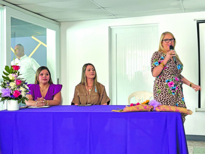De izq. a der.: Gloriena Pagán, del proyecto Siempre Vivas; la sargento Bernice Rosario; y Wanda Vázquez Garced, exgobernadora y exprocuradora de las mujeres.