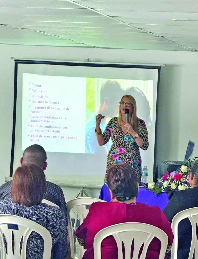 Tanto mujeres como hombres asistieron a la conferencia para adquirir información relevante sobre la violencia doméstica.