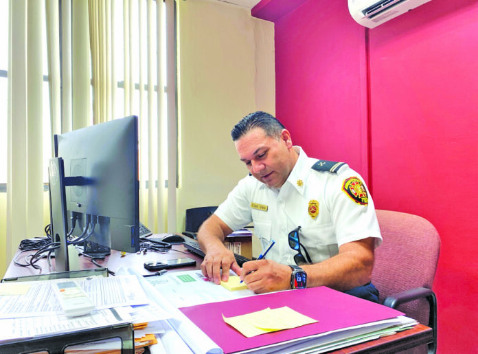 Capitán de bomberos y Jefe de Distrito de Arecibo José J. Vale