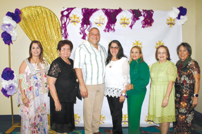 Al centro, el alcalde Miguel ‘Ricky’ Méndez Pérez, junto a un grupo de mujeres Hijas Católicas de las Américas.