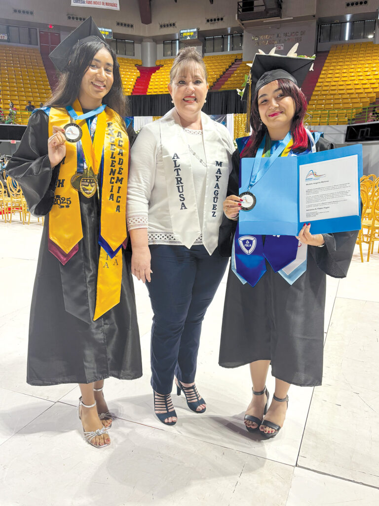 A la izquierda Sheryl A. Hernandez Peña, Silkia M. Obregón,
y Adrianice N. Pabón Pagán