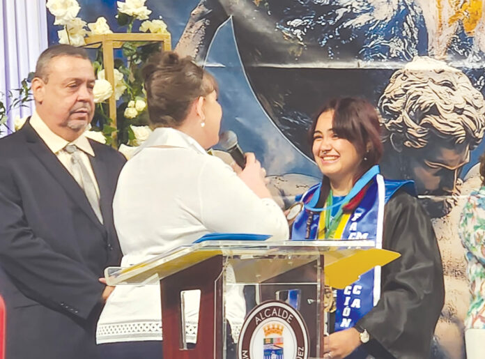 De izquierda a derecha Pedro Enriquez Director Esc. Hostos, Silkia M. Obregón y Adriance N. Pabón Pagán