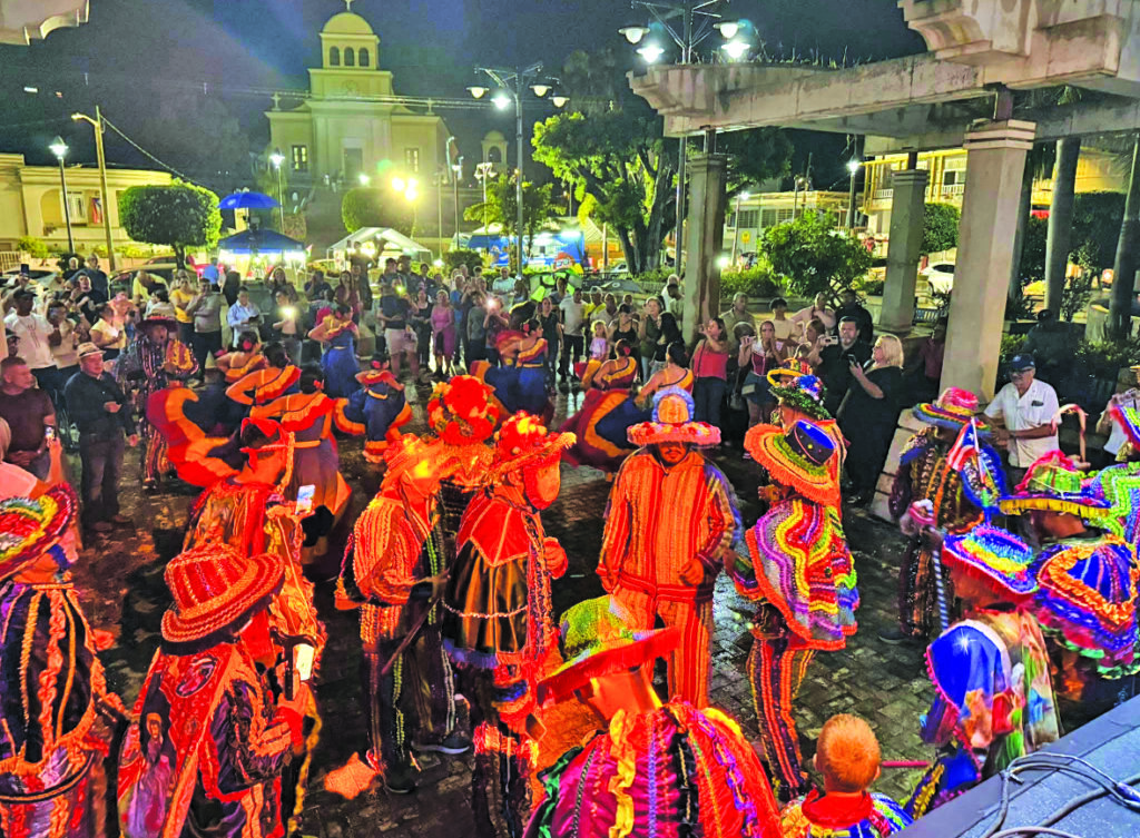 Foto publicada en la red social del Gobierno Municipal de Moca. Actividad celebrada en conmemoración
del 253 aniversario,
el pasado domingo en la Plaza Pública.