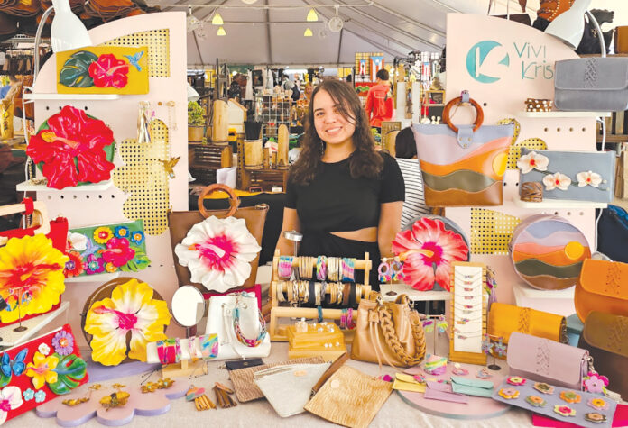 La creadora de la línea Vivi.Kris, Kristina Ramírez Pérez, expone sus piezas en distintos eventos como festivales que se llevan a cabo en los diferentes municipios