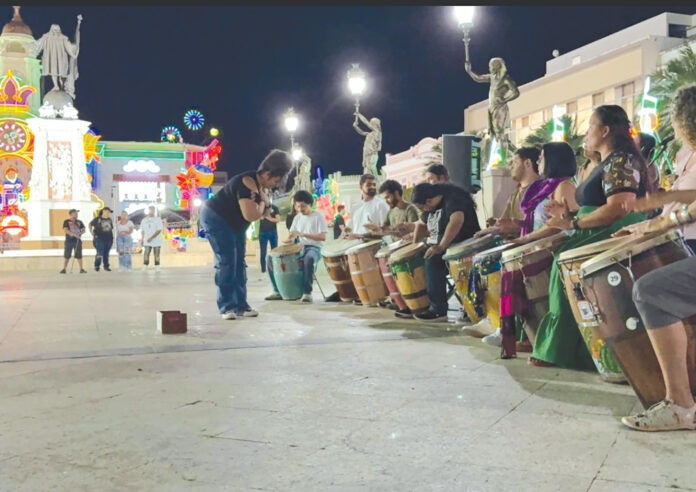 Presentación de bomba en la Plaza de Colón en Mayagüez