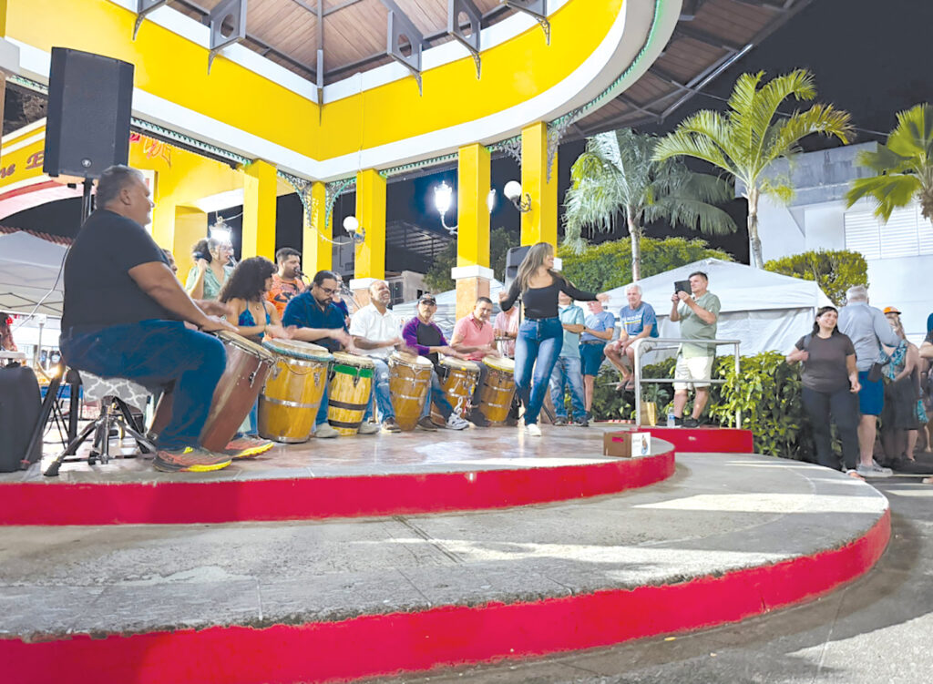 Presentación de bomba en las noches de galería en Rincón