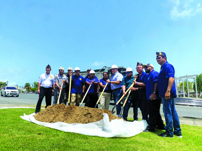 Fotos tomadas por Melany Mercado: Actos de Primera piedra del proyecto de reconstrucción de la Palaza de los Veteranos, Alcalde en el centro junto a equipo de construcción