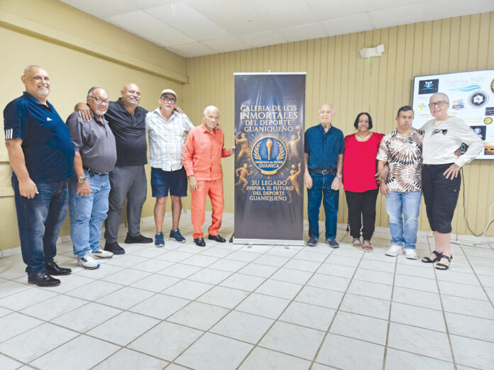 El presidente de la Junta junto a ocho homenajeados