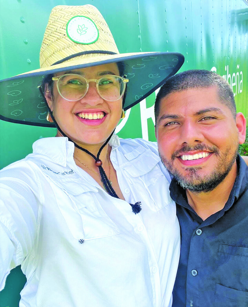 Fundador de Ricura Caribeña, Miguel Rosario Torres, junto a su pareja y bióloga de la finca,
Isaelys Vega Caraballo.