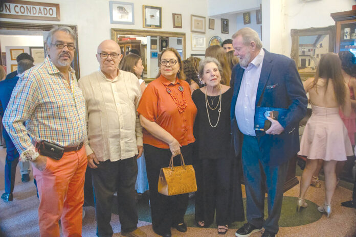 José Quirós y su grupo de trabajo de Mayagüez Medical Center con Aida García Rinaldi segunda desde la derecha