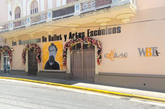 La escuela está ubicada en la calle Del Río _15 Sur, bajos del Casino de Mayagüez pueblo