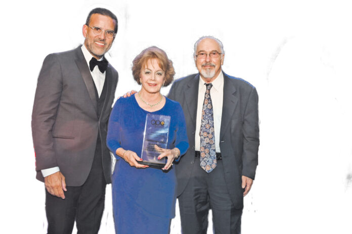 Luis Guardiola, presidente del Overseas Press Club, Olga R, Marty y Feizal Marrero momentos de la presentación y entrega del reconocimiento. Fotos por Dennis Jones