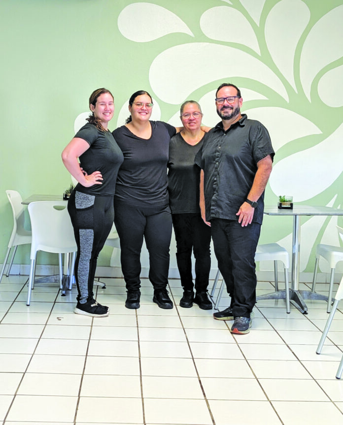 de izq. a der. cristina martí, wilarys nieves, mildred gonzález y javier rodríguez, propietario. (foto suministrada)