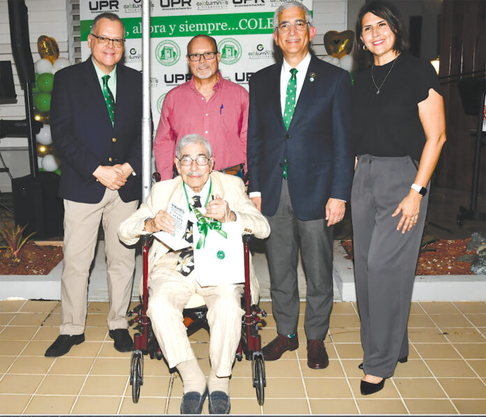 En el centro, el Dr. Joseì Aguiloì