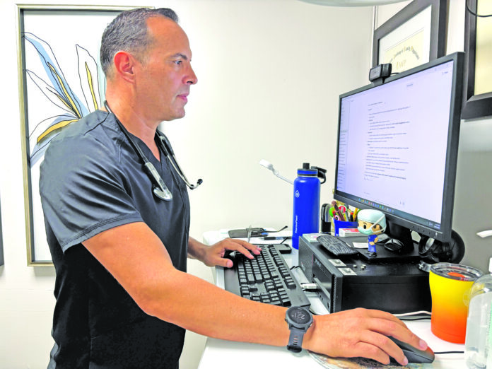 Subespecialista en geriatría y certificado en manejo de obesidad, Dr. Sabdi Pérez.