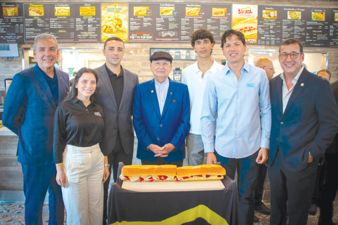Desde la izquierda: Felipe Pérez Grajales, Presidente, en el centro Felipe Pérez Valentin, Fundador, a la derecha Gil Pérez Grajales Vice Presidente y jóvenes de la tercera generación envuelta en la empresa.