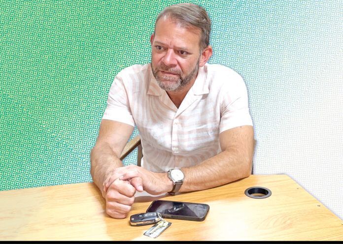 Senador por el Partido Independentista Puertorriqueño (PIP), Adrián González Costa durante su visita en mayagüez