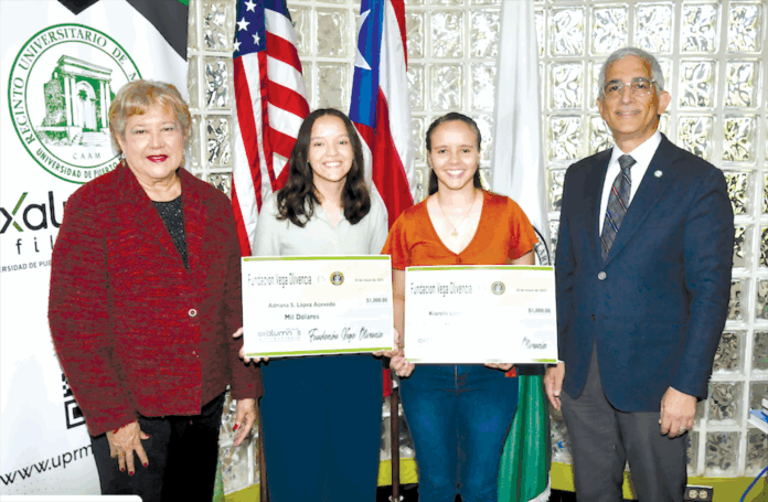 Desde la izquierda: la doctora Carmen Vega Olivencia, las estudiantes Adriana S. López Acevedo y Kiarelis López Soto; y el rector del RUM, doctor Agustín Rullán Toro.