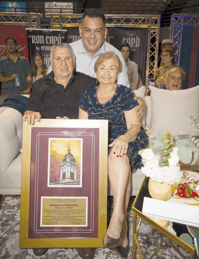 El Ing. Jorge L. Ramos, alcalde de Mayagüez, entrega reconocimiento a Viña y Peter (fotos suministrada)