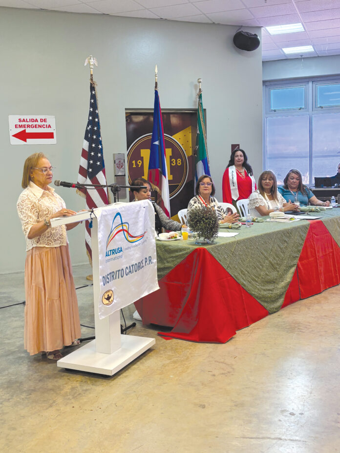 En el podio Adelaida Cruz , gobernadora Altrusa y miembos de la Junta de Distrito Catorce