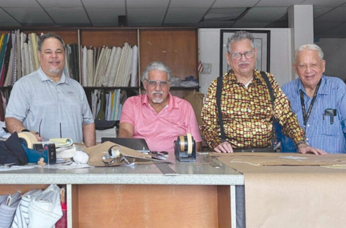 De izquierda a derecha: Santos Ortiz Jr., Jorge Tirado, Edgardo “Gallo” Ortiz y Santos “El Negro” Ortiz; parte del equipo de trabajo de Trajes Gobernador De izquierda a derecha: Santos Ortiz Jr., Jorge Tirado, Edgardo “Gallo” Ortiz y Santos “El Negro” Ortiz; parte del equipo de trabajo de Trajes Gobernador