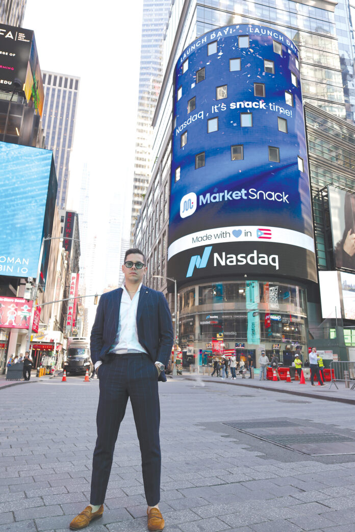 Foto Víctor González- fundador MarketSnack. Billboard NYC Nasdaq (Oct. 2025)