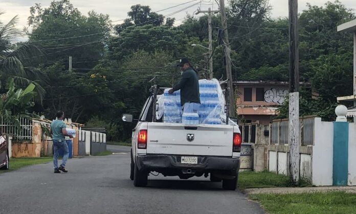 Personal municipal de Hatillo entrega agua