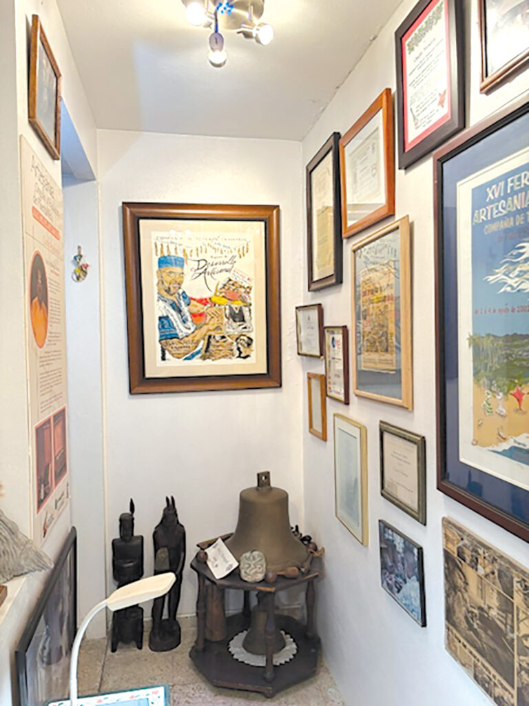 Espacio en la casa de Rosa Vilanova dedicada a la memoria de su esposo Pedro Mangual