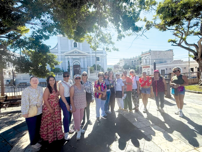 Grupo de visitantes en la plaza de Arecibo