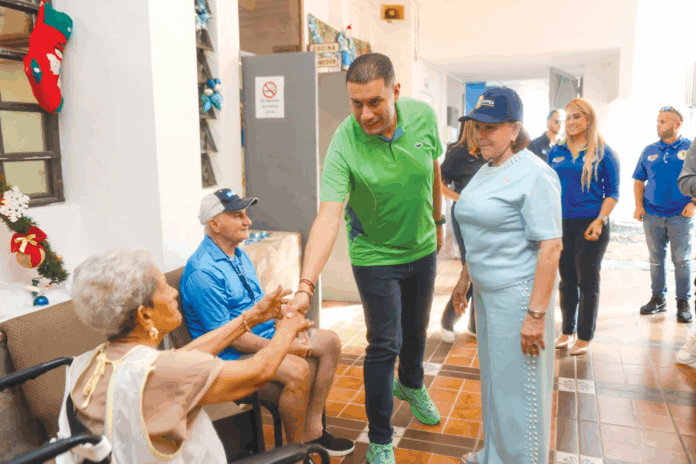 Alcalde de Camuy y la directora de OPEA comparten con envejecientes