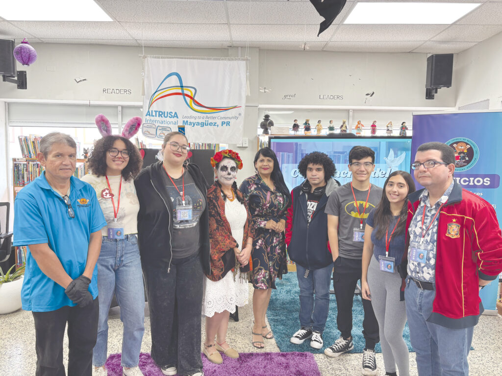 Empleados y voluntarios de la Biblioteca Juvenil de Mayagüez. en el centro Waleska Vargas, administradora de la biblioteca