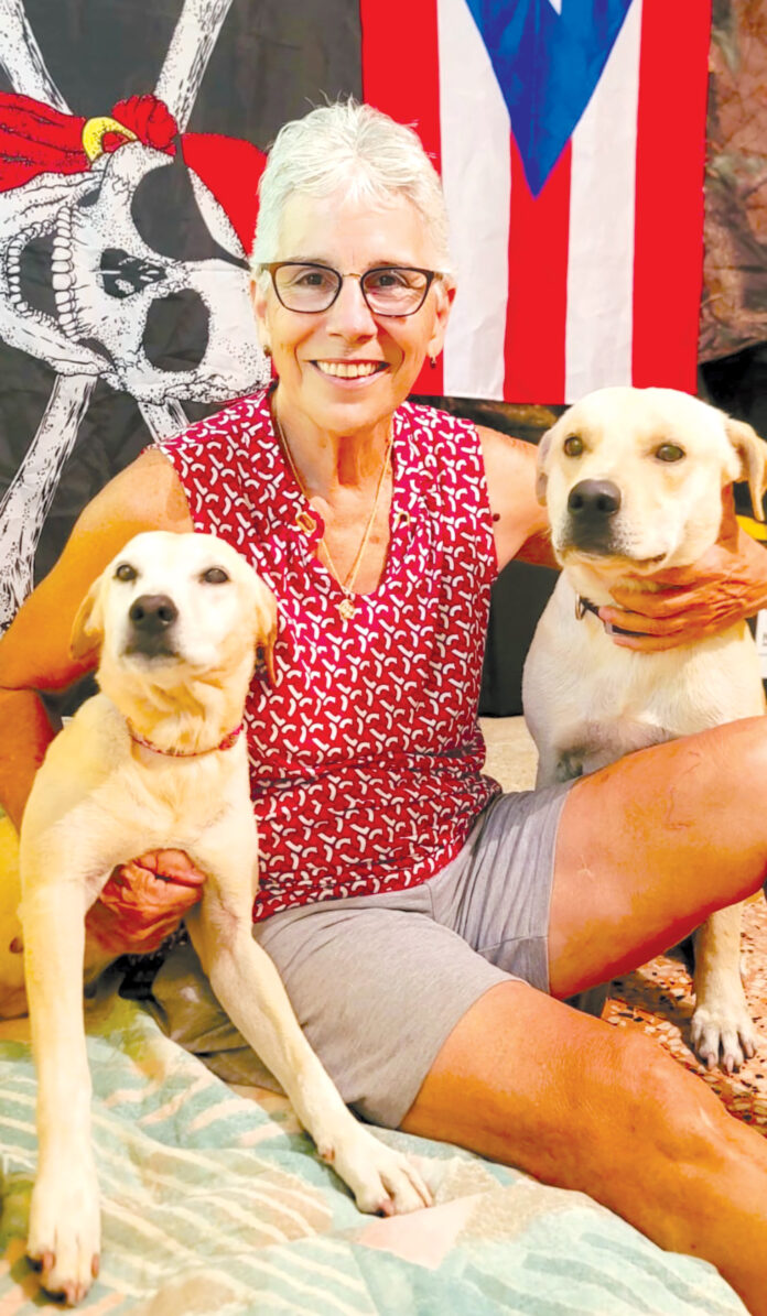 Fundadora de EVA, Cabo Rojo, Inc., Diana Rodríguez, con los perros conocidos como 