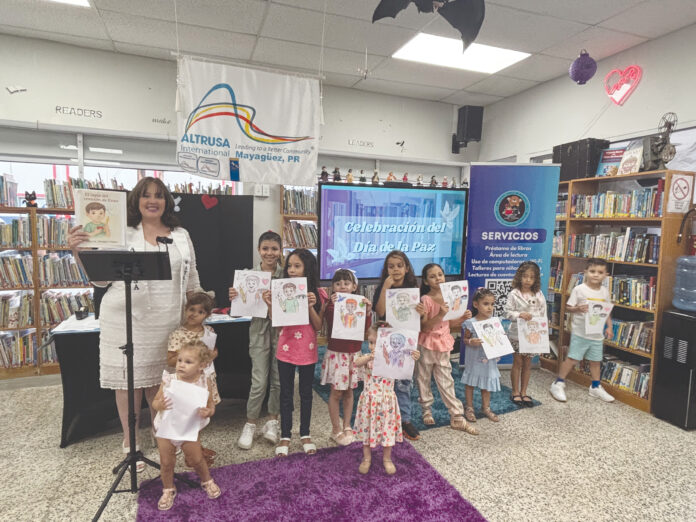 Silkia Obregón dirigiendo la actividad de lectura y con los Niños mostrando la tarea realizada
