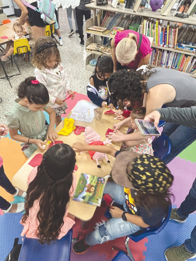 niños trabajando en el Mural de la Paz