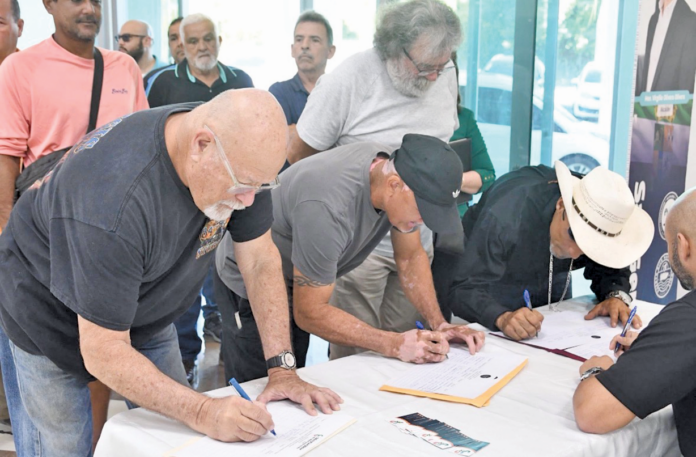 Imagen publicada en la red social del senador. Orientan a agricultores, dueños de finca y empresarios agrícolas en la región oeste.