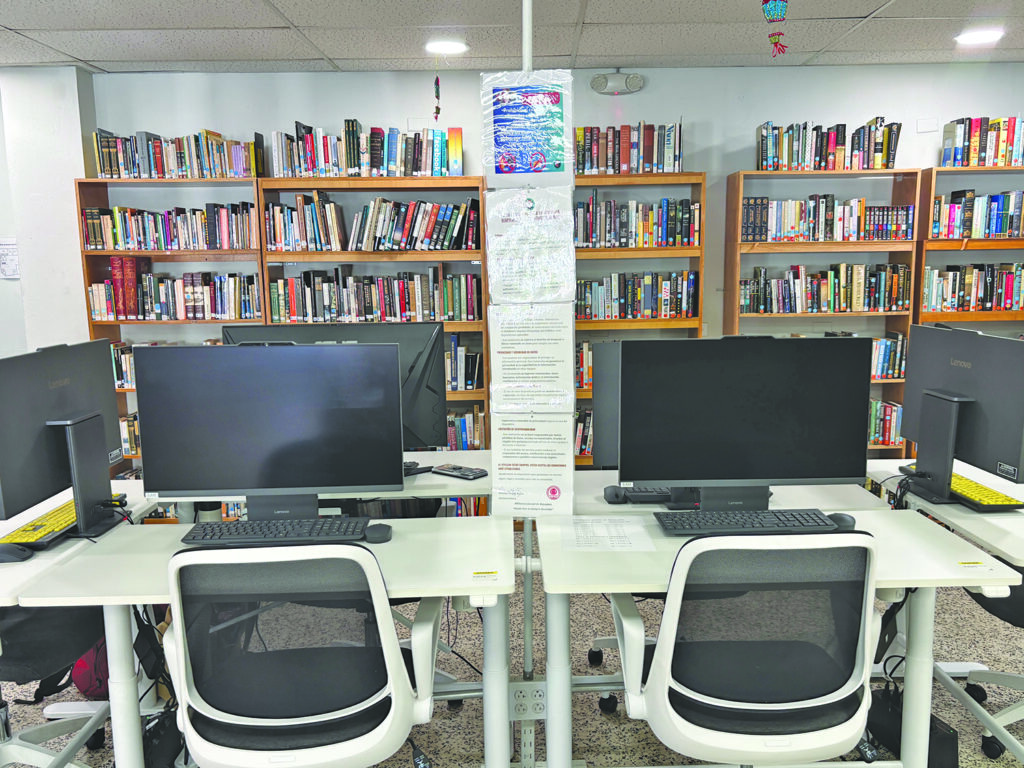 La biblioteca cuenta con una amplia variedad de libros, un centro de cómputos con internet y con un salón para actividades
