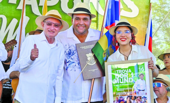 Imagen publicada en la red social de Decimanía de Puerto Rico Rinden homenaje al trovador puertorriqueño, Miguel Santiago Díaz