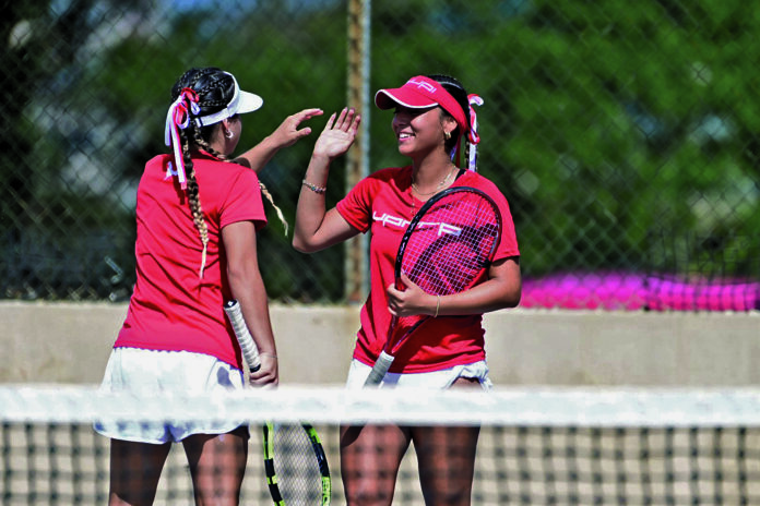 Las Jerezanas de la UPR de Río Piedras tienen contra la pared a las campeonas Taínas de la UAGM.jpeg (Jorge Colón LAI)