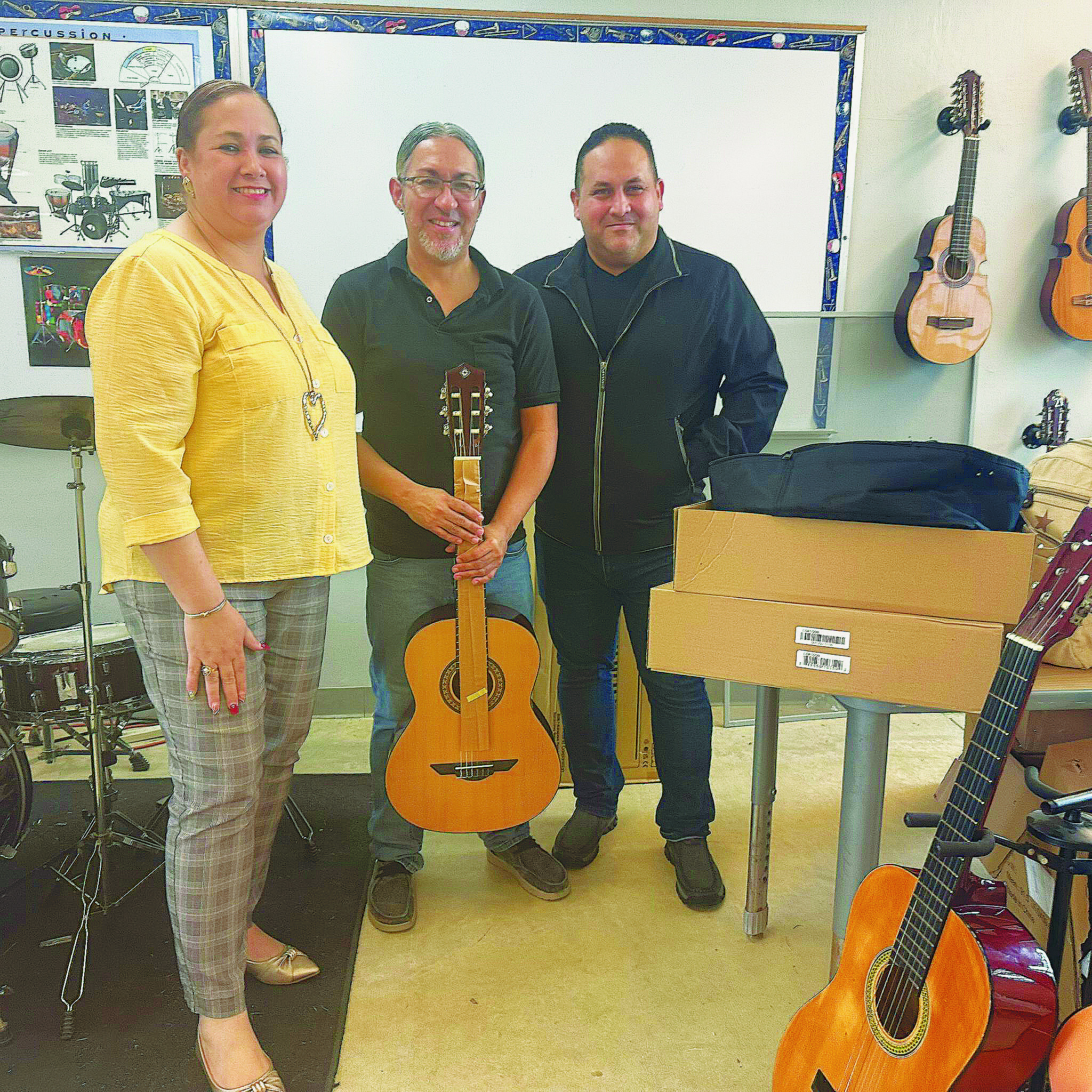 senadora Román Rodríguez agradeció al maestro de música Juan Pérez por su vocación y dedicación con los estudiantes, así como al director escolar Ángel Joel Méndez