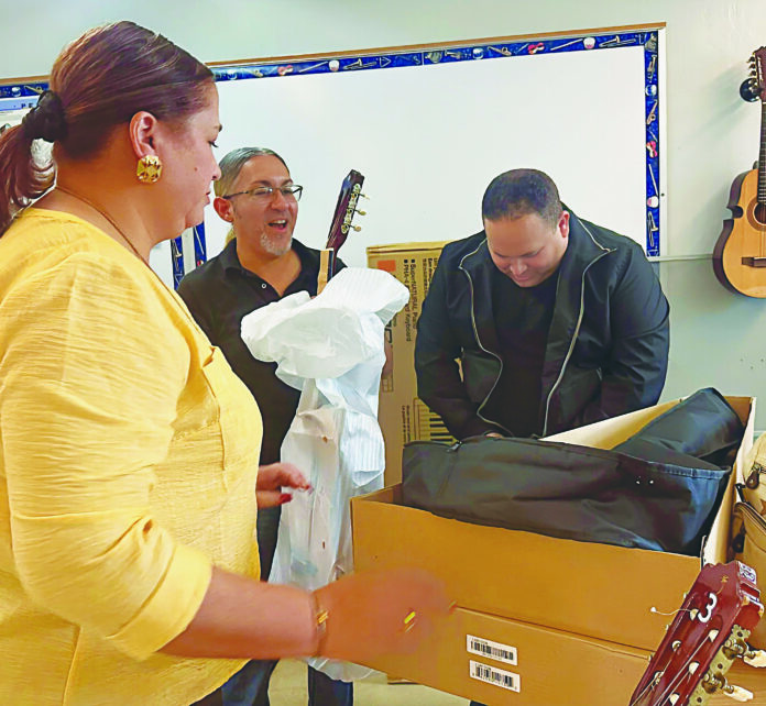 Senadora Karen Román Rodríguez fortalece programa de música con entrega de instrumentos a escuela de Moca