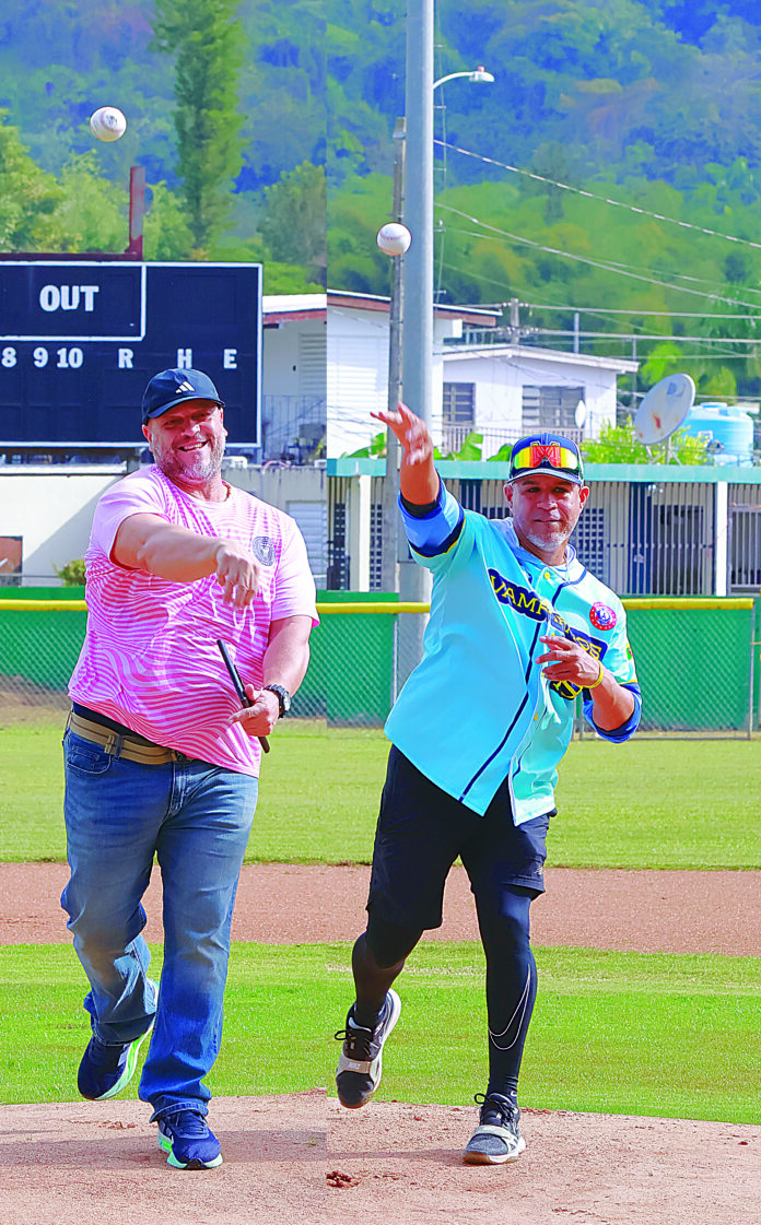 Homenajeados tirando la primera bola (Foto Héctor Marrero Matías)