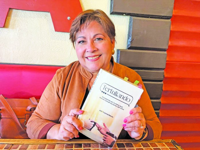Autora de Tertuliando: Encuentros en la mesa que inician conversaciones del alma, Yvonne Nieves