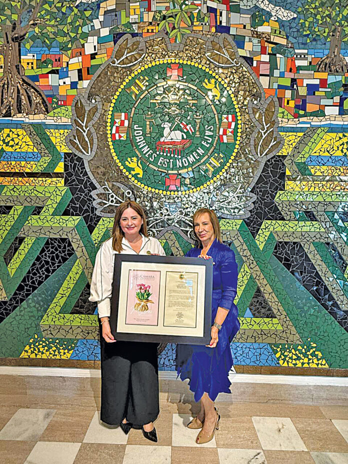 (Izquierda a derecha) Representante Odalys González y Sandra Caro