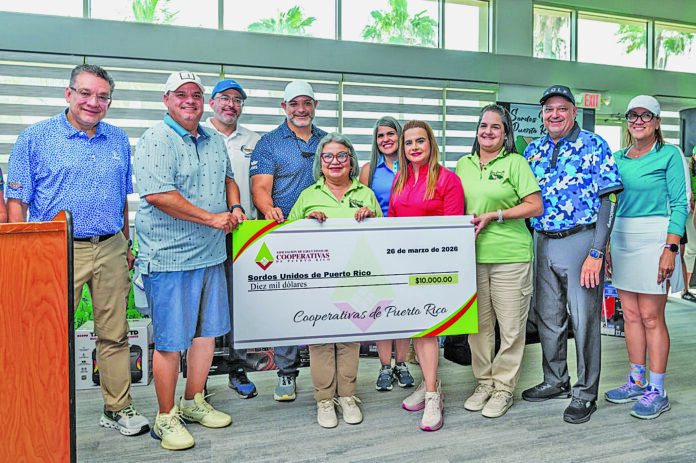 Representantes de diversas cooperativas de ahorro y crédito y participantes del noveno torneo de golf entregan el donativo de $10 mil a la Dra. Yolanda Rodríguez Fraticelli, presidenta y a Adriana M. Rivera Guinand, directora ejecutiva de Sordos Unidos de PR.