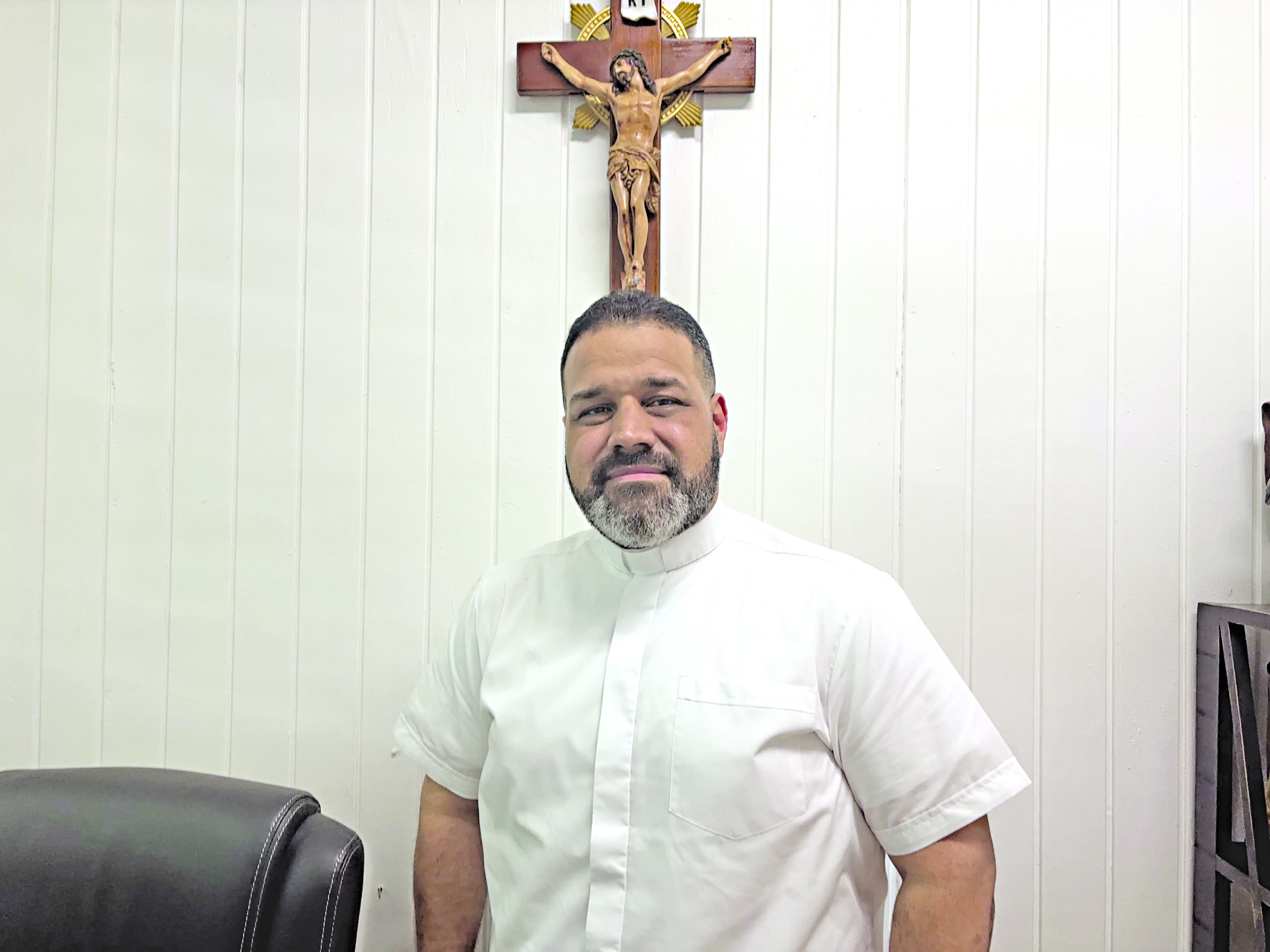 Vicario de la Parroquia San Antonio Abad y sacerdote, padre Carlos F. Méndez Laracuente. 