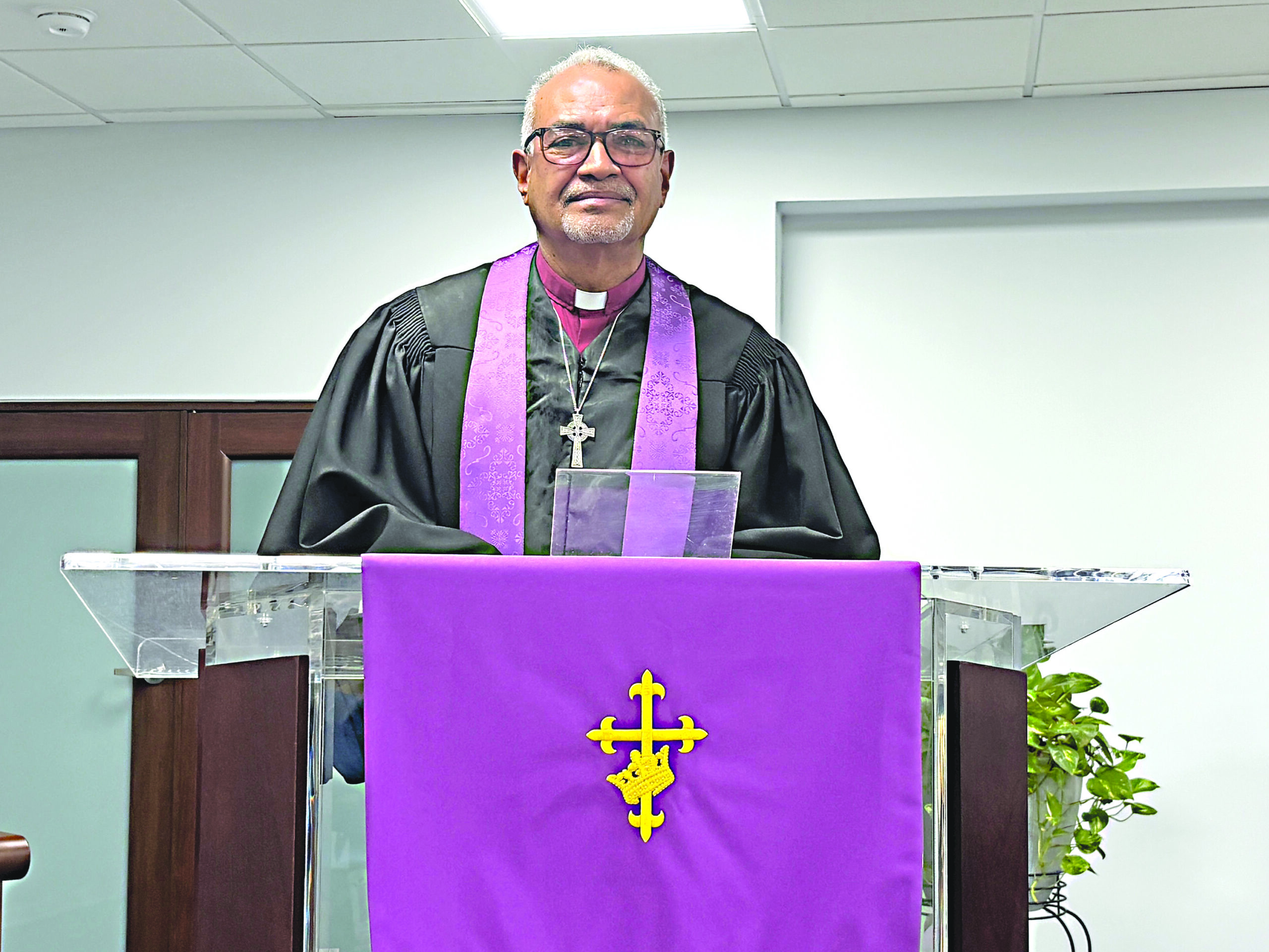 Pastor de la Iglesia Presbiteriana Evangélica de Mayagüez, Abraham Montes Vélez. 