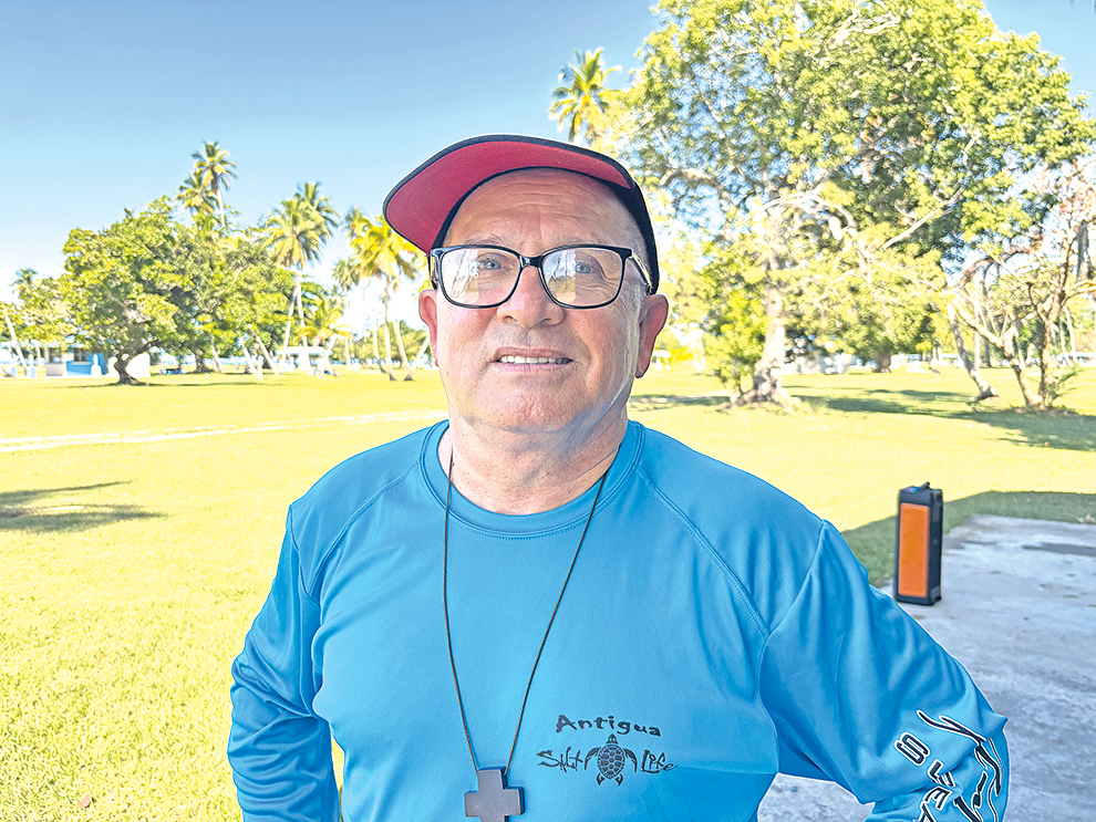 Vicario de la Iglesia Episcopal San José Arimatea de Añasco, José "Pío" González. 